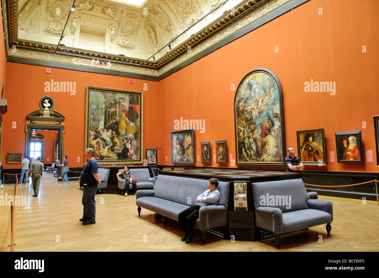 Kunsthistorisches Museum, opere d'arte Vienna Austria // VIENNA, Austria — il Kunsthistorisches Museum, un capolavoro architettonico, si erge orgogliosamente a Vienna, con una vasta collezione di arte e manufatti storici. Inaugurato nel 1891, questo museo è una delle più importanti istituzioni artistiche al mondo, che ospita opere dall'antico Egitto al Rinascimento. Il grandioso esterno del museo e i magnifici interni lo rendono un punto di riferimento culturale chiave a Vienna. Foto Stock
