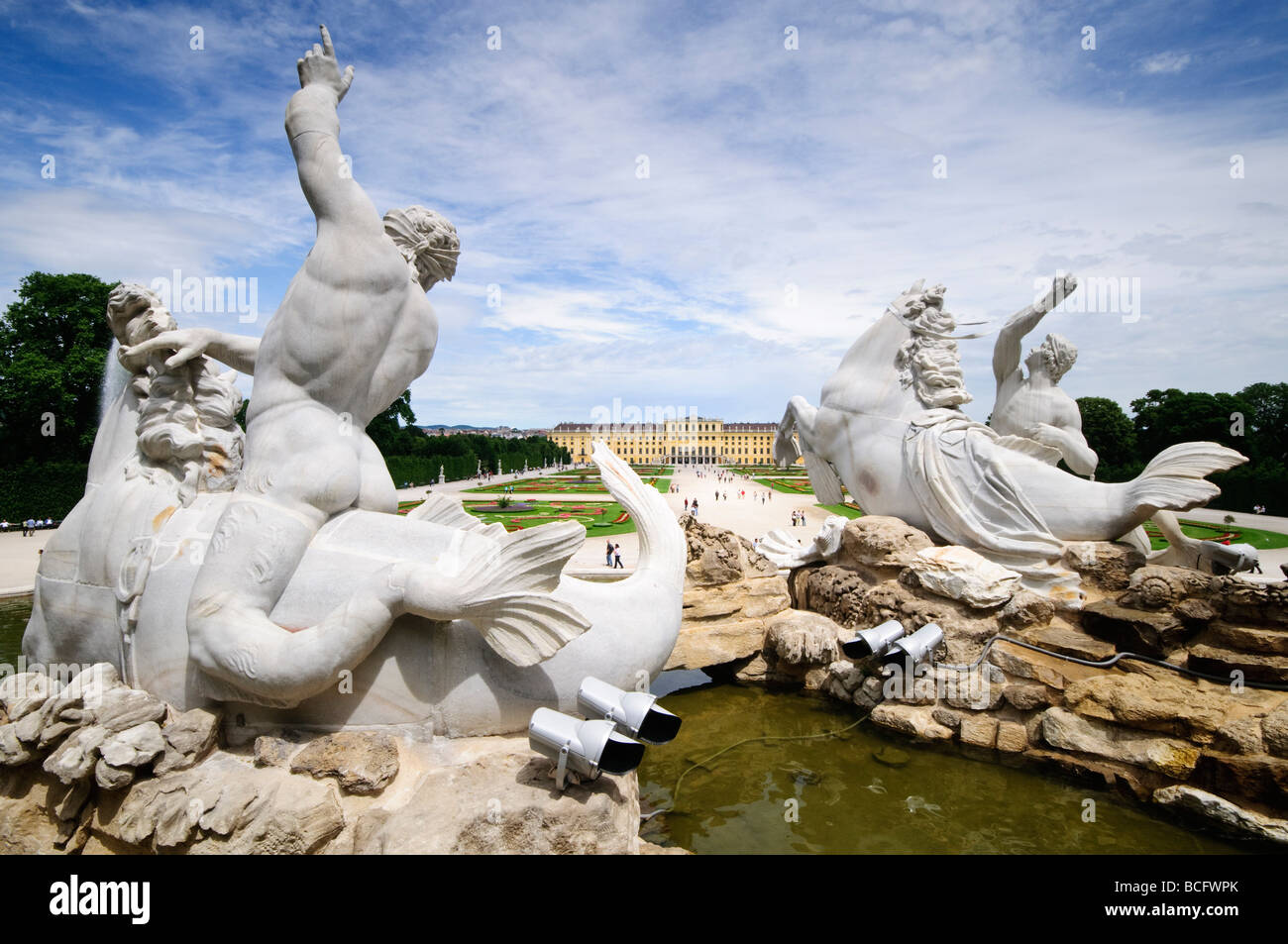 VIENNA, Austria — Neptunbrunnen al Palazzo di Schonbrunn. Il Palazzo di Schonbrunn, un magnifico capolavoro architettonico barocco di Vienna, era l'ex residenza estiva dei monarchi asburgici. Oggi, il palazzo e i suoi ampi giardini sono patrimonio dell'umanità dell'UNESCO, attirando milioni di visitatori ogni anno che ne apprezzano il significato storico e culturale. Foto Stock