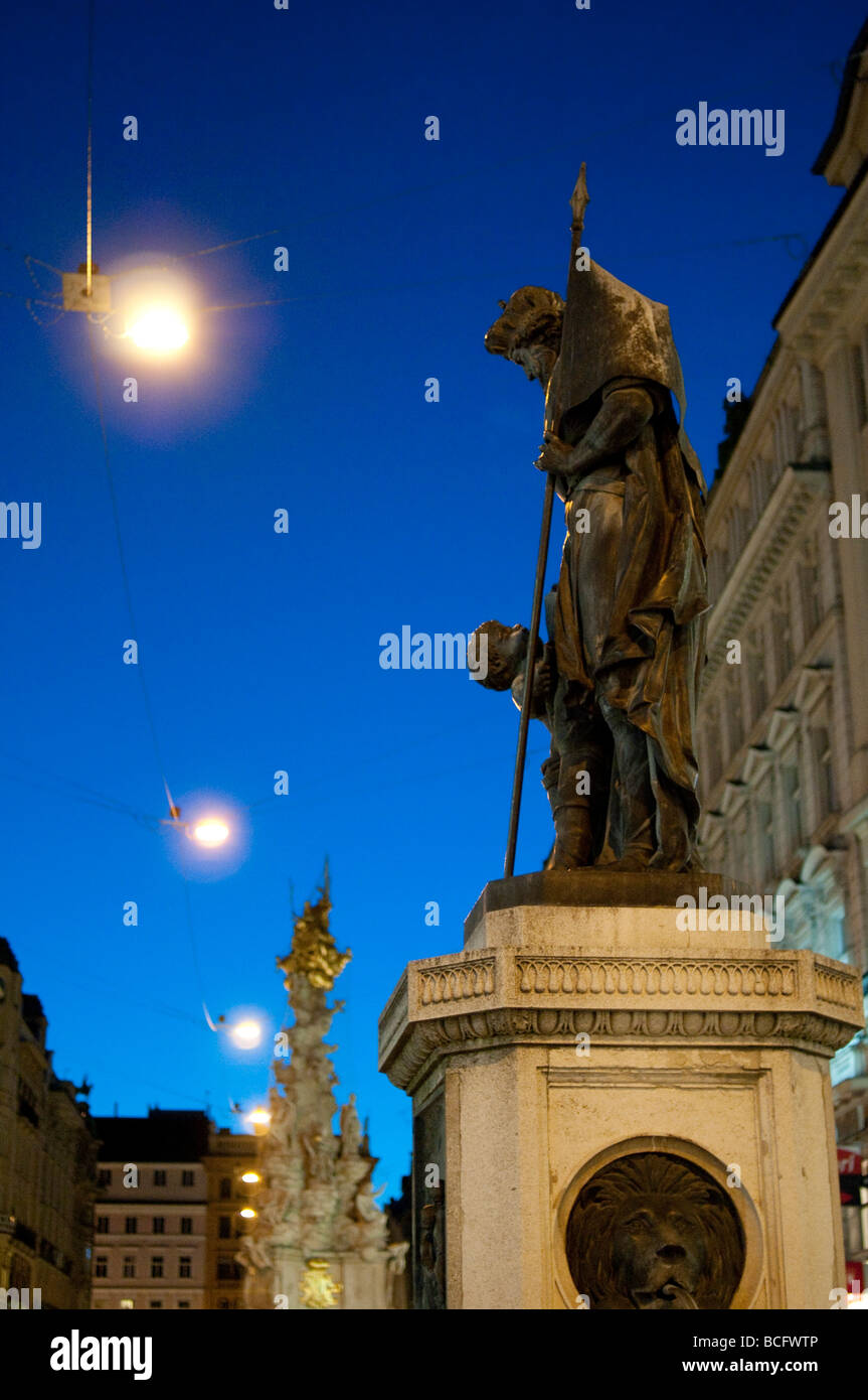 VIENNA, Austria - statue viennese di notte Foto Stock