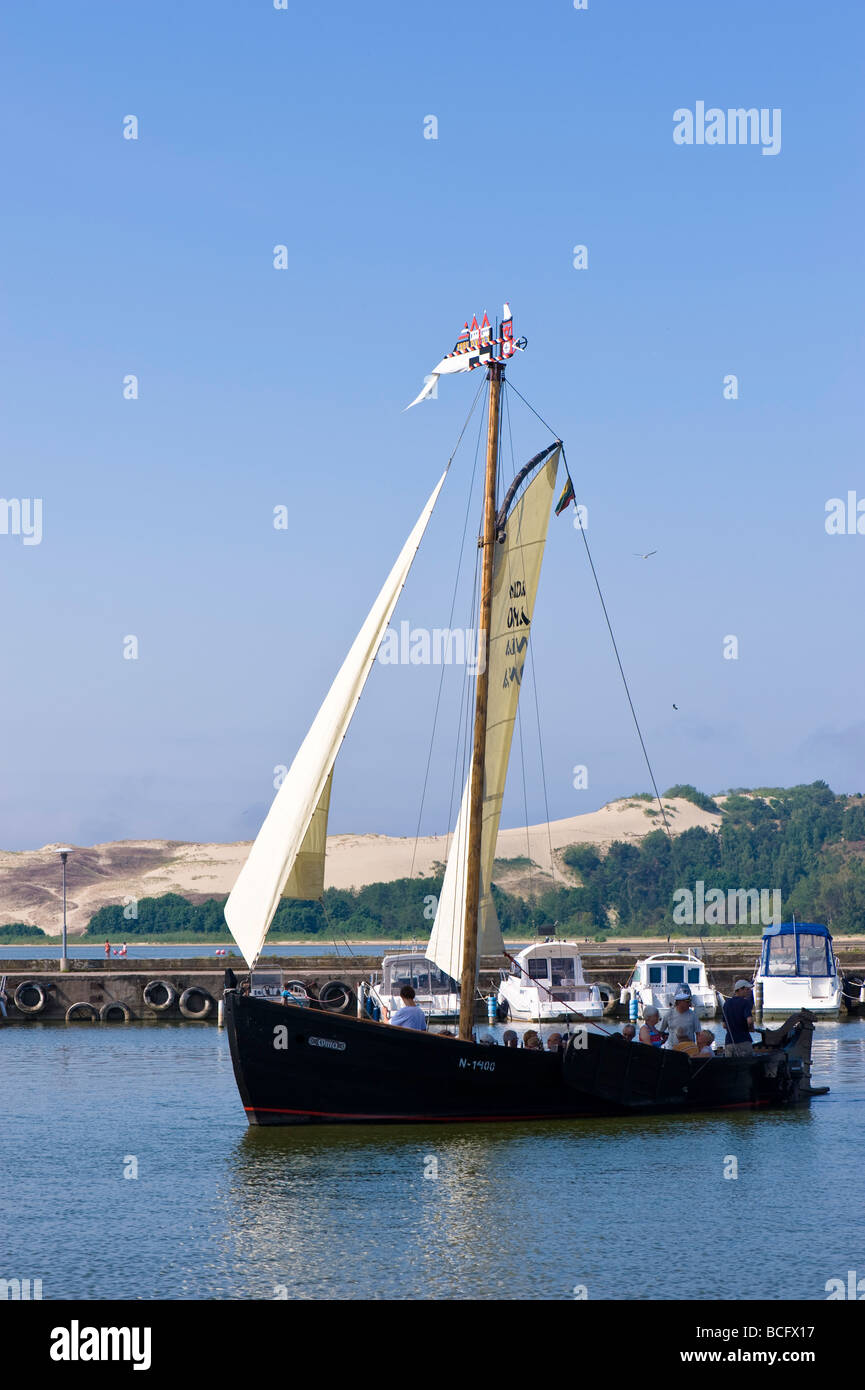 I turisti in viaggio in barca a vela lasciando marina Nida village Neringa Lituania Foto Stock