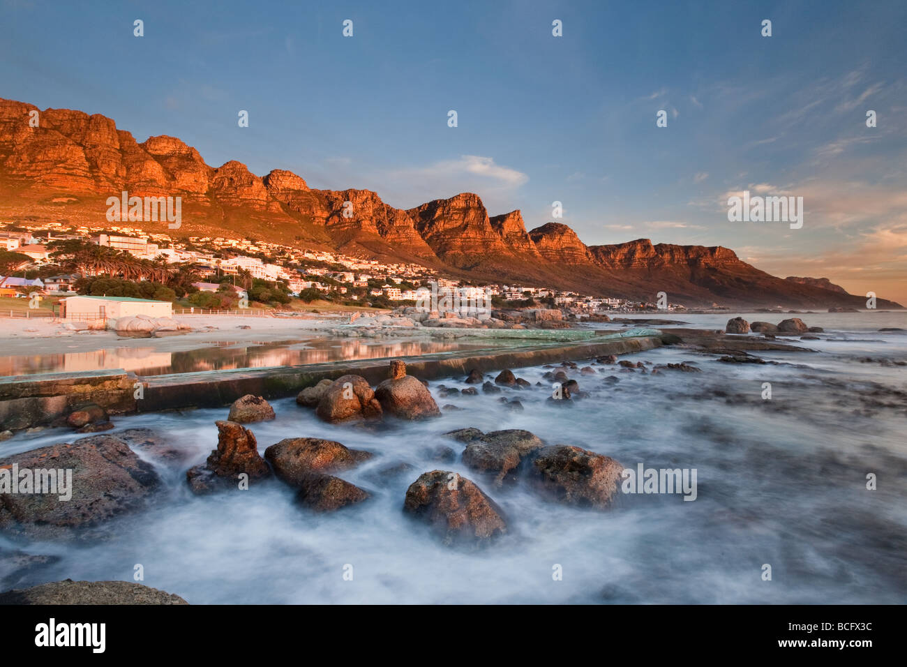 Dodici Apostoli montagne, Camps Bay, Bakoven, Cape Town, Sud Africa Foto Stock