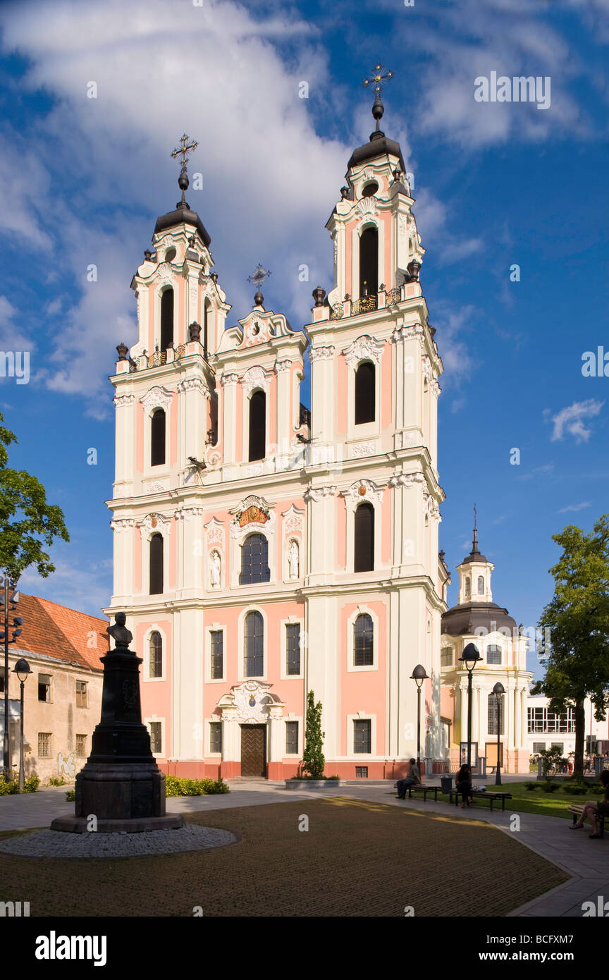 La facciata della chiesa Old Town Vilnius Lituania Foto Stock