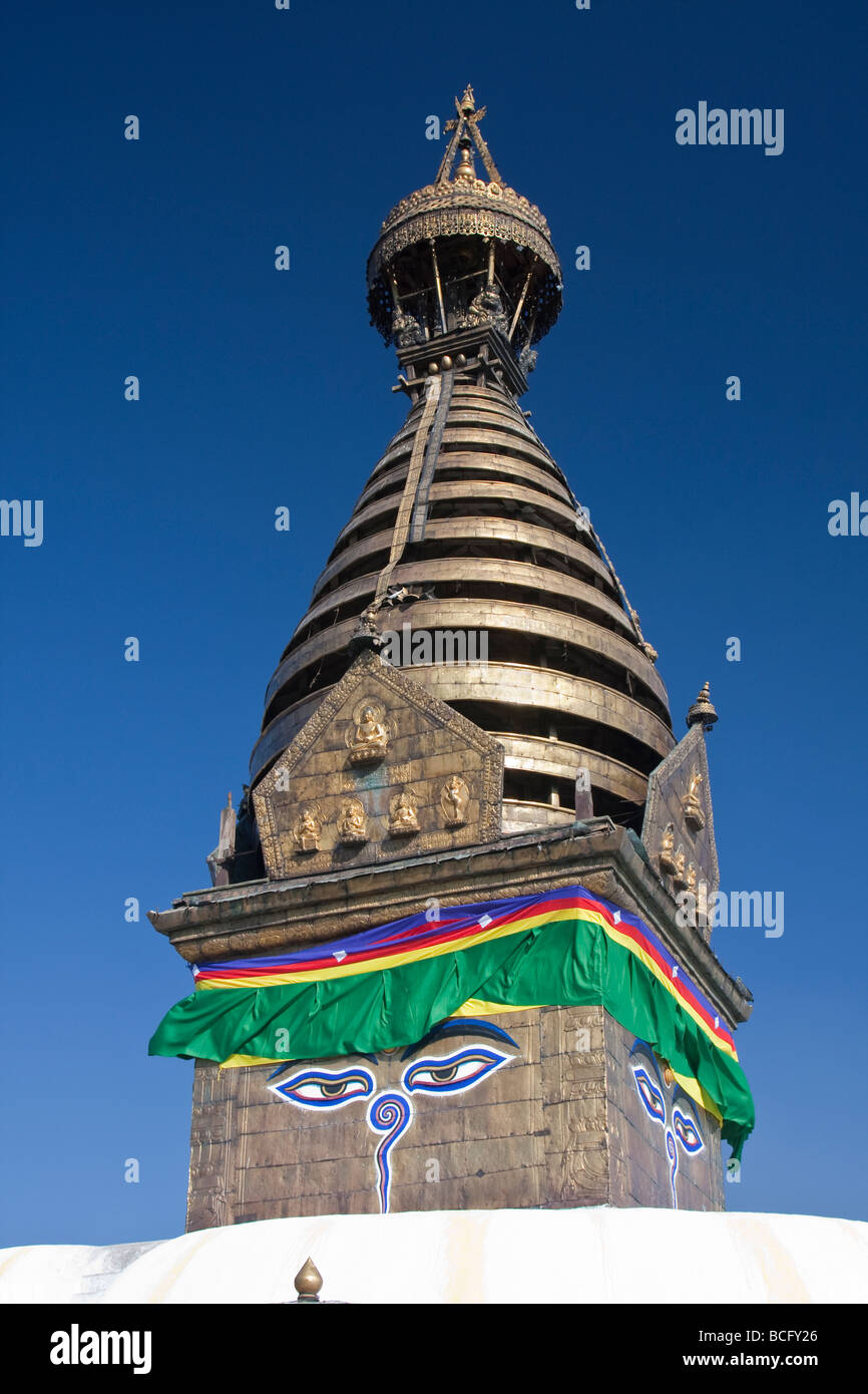 Kathmandu, Nepal. Tredici Fasi di perfezione salire al di sopra del Harmika (Base quadrata) di Swayambhunath Stupa. Foto Stock