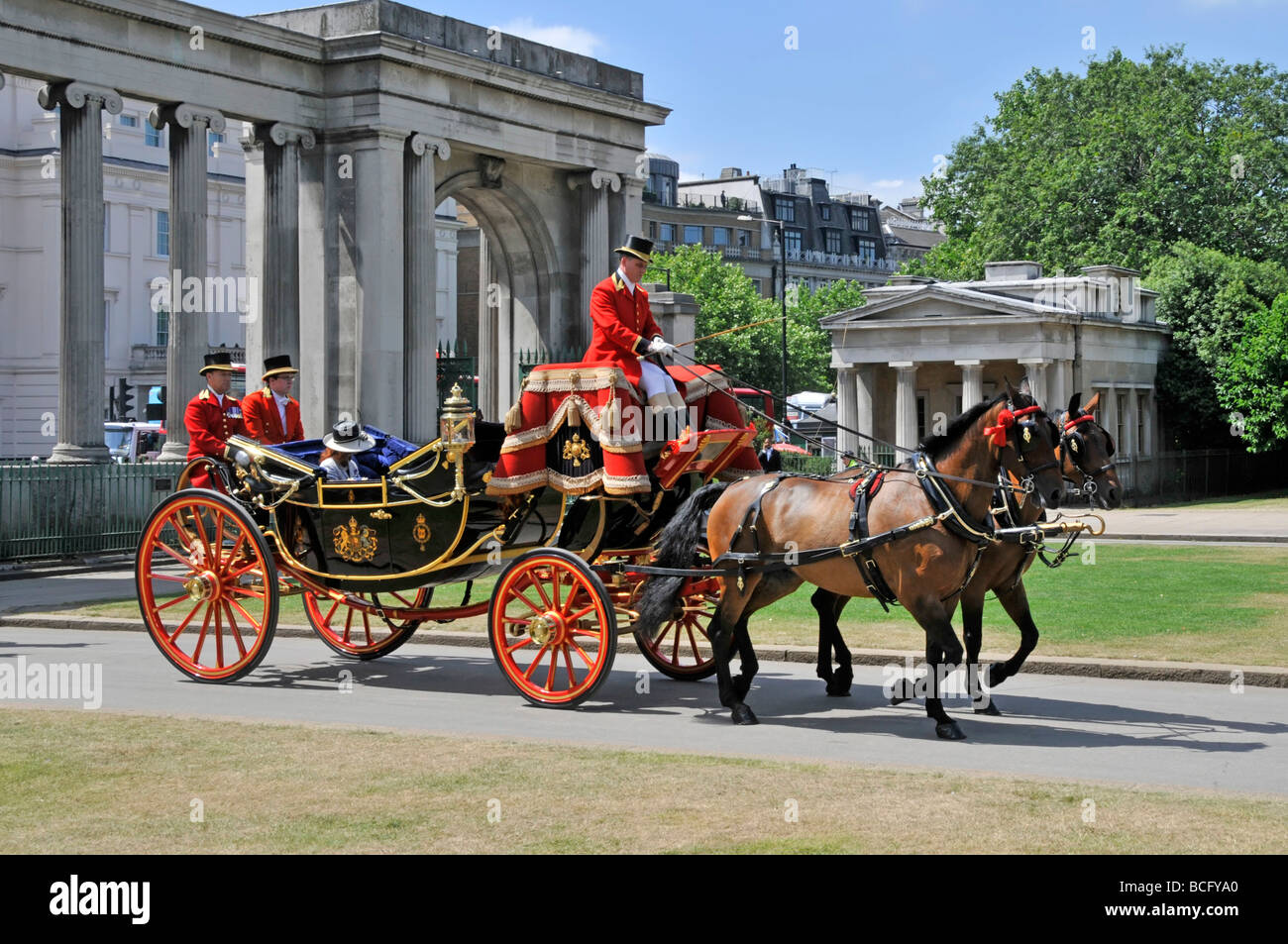 Giornata estiva soleggiata a Hyde Park Londra storico trainato da cavalli Landau carrozza aperta con coperture ripiegate due cocchiere e passeggeri Inghilterra UK Foto Stock