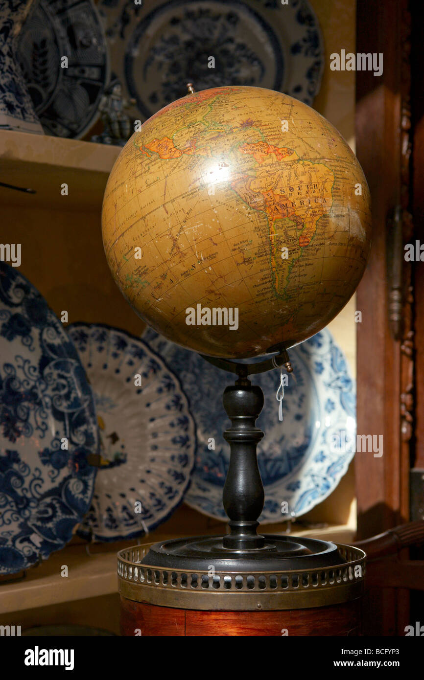 Old Globe nel negozio di antiquariato Parigi Francia Foto stock - Alamy
