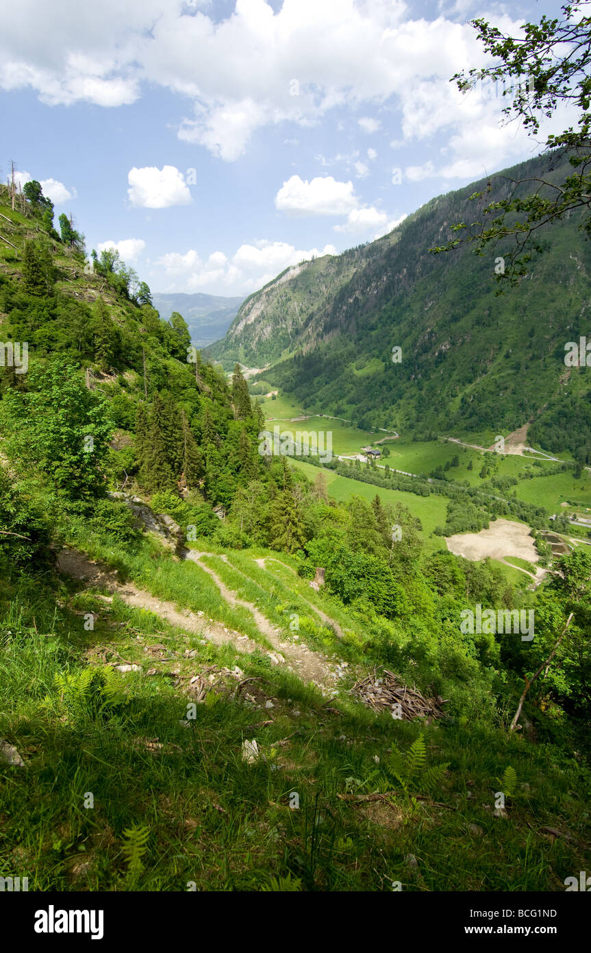 Sentiero di montagna da Kaprun nella valle sottostante al vertice di Kitzsteinhorn. Foto Stock