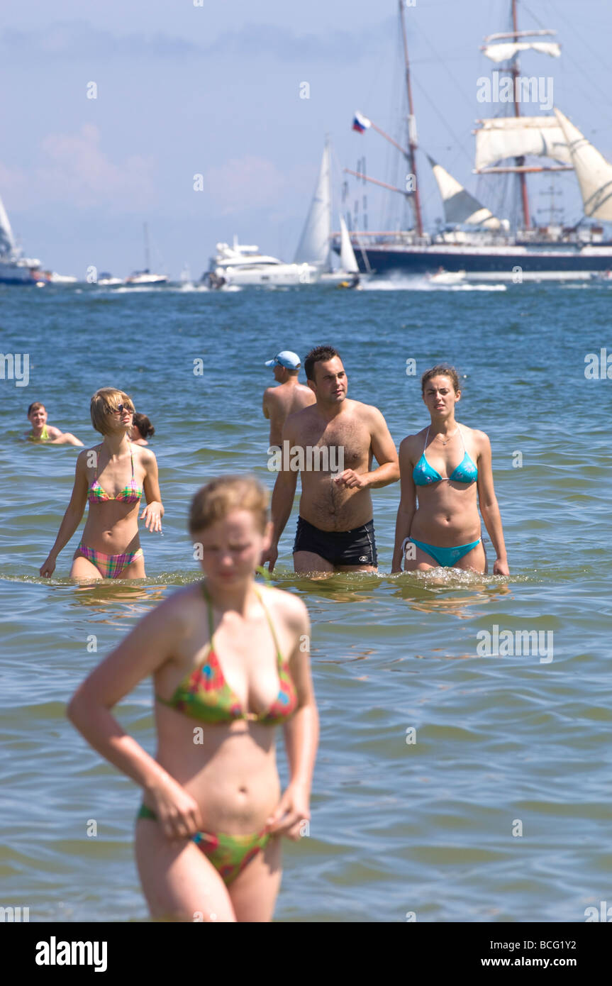 Le persone a rilassarsi sulla spiaggia durante la Tall Ships Race 2009 Mar Baltico Gdynia Polonia Foto Stock