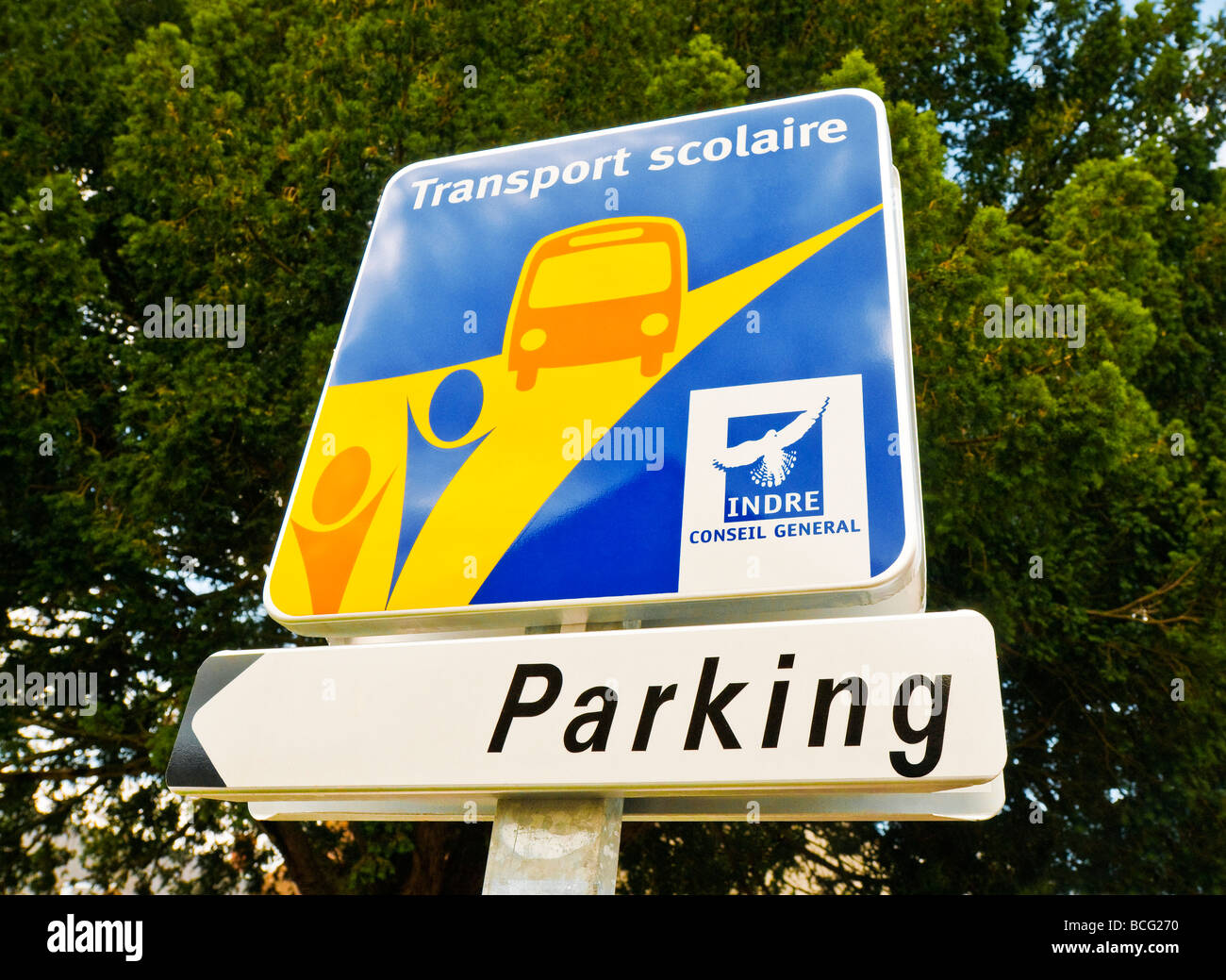 Cartello stradale per la scuola fermata autobus e parcheggio auto - Indre, Francia. Foto Stock