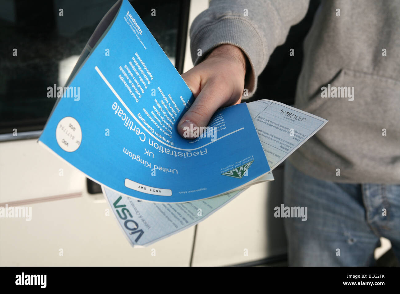 Uomo con un V5 veicolo del documento di registrazione Foto Stock