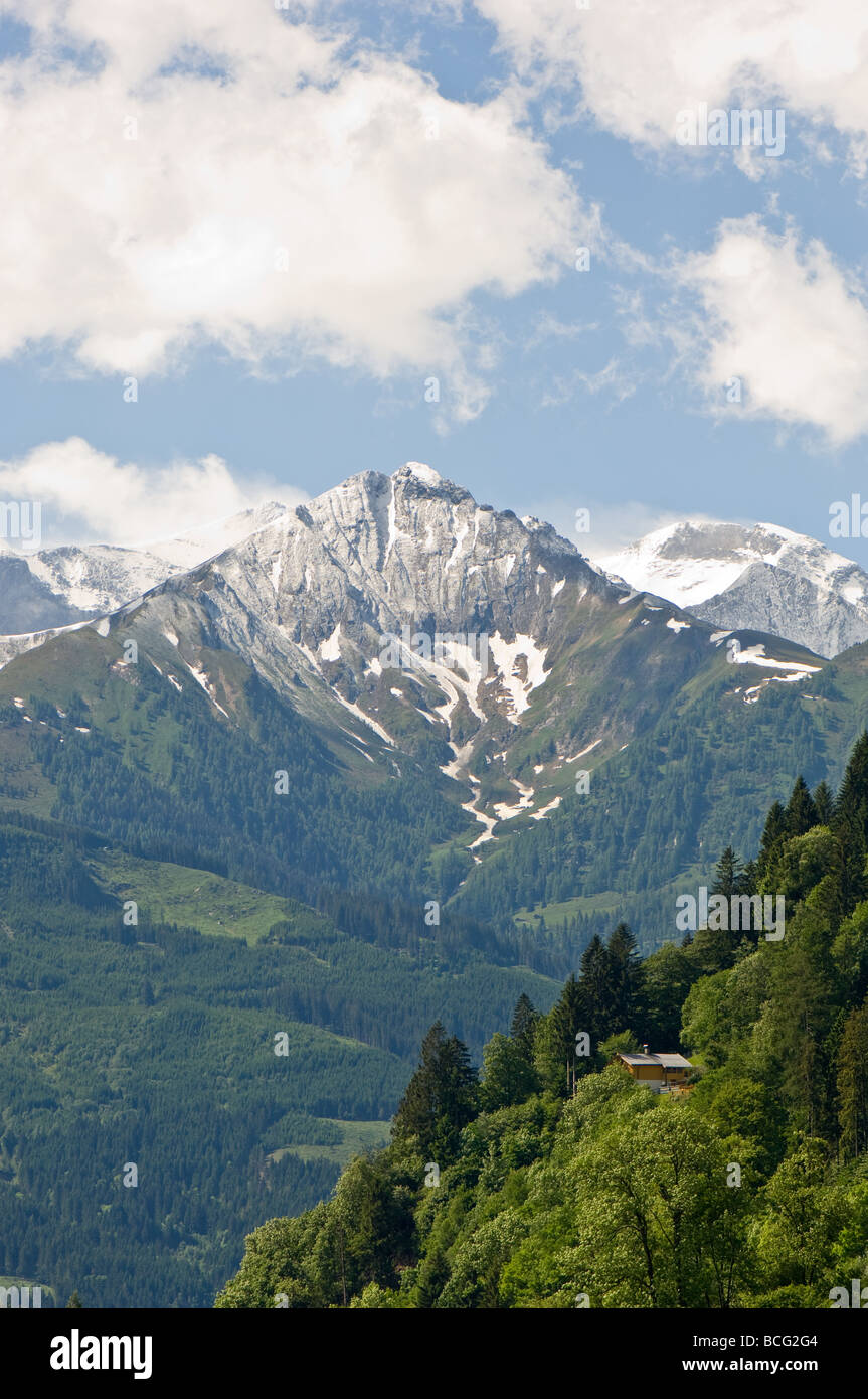 Monte Grossglockner in Austria che si affaccia su un tipico austriaco casa in legno Foto Stock