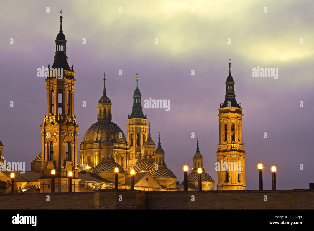 Un monumento Basilica Cattedrale al tramonto. Plaza Nuestra Señora del Pilar di notte. Saragozza. Aragona provincia. Spagna Foto Stock