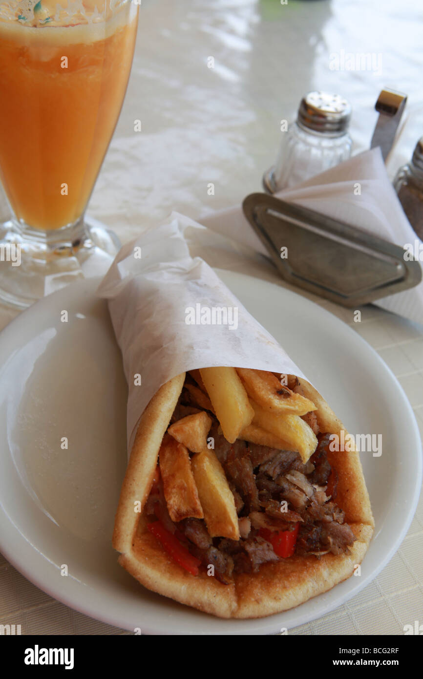 Un greco grillhouse snack di maiale souvlaki pita gyros Foto Stock