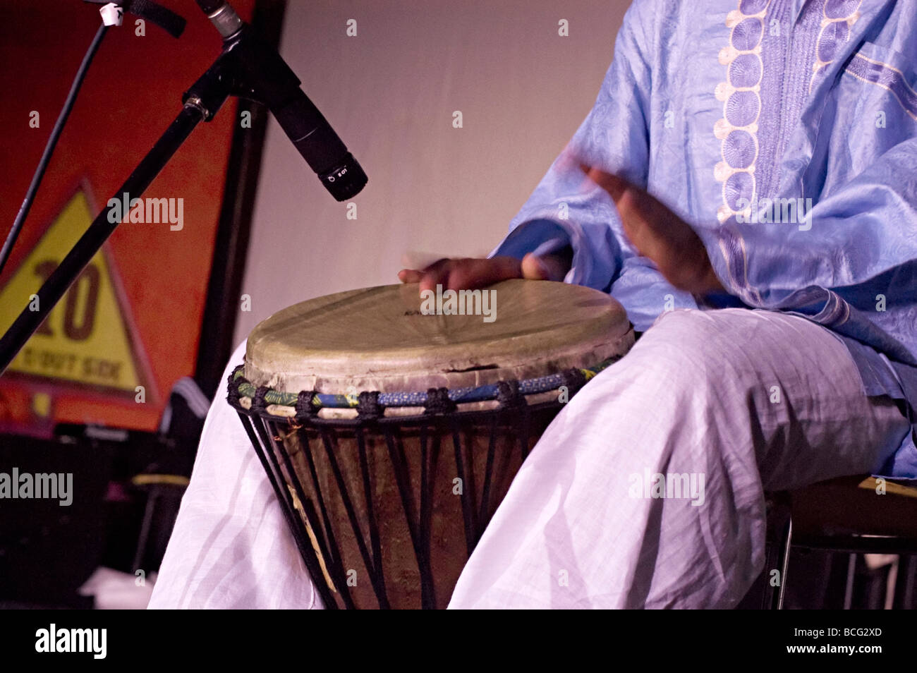 Un tamburo africano di essere colpiti durante un live music performance in Birmingham Foto Stock