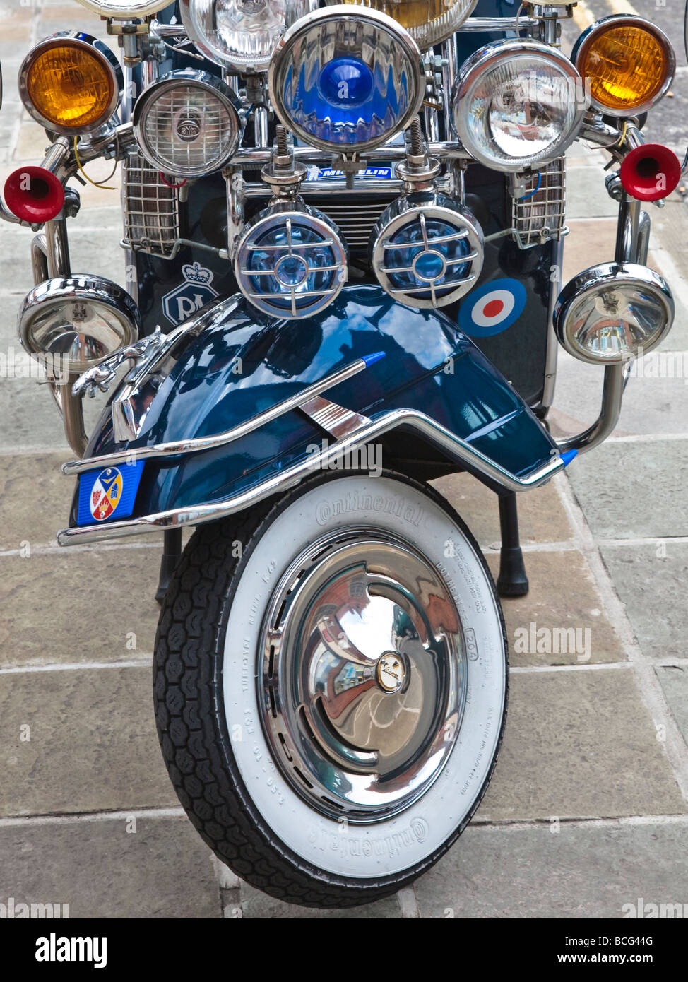 Mod scooter Vespa personalizzato con chrome luci e specchietti Foto Stock