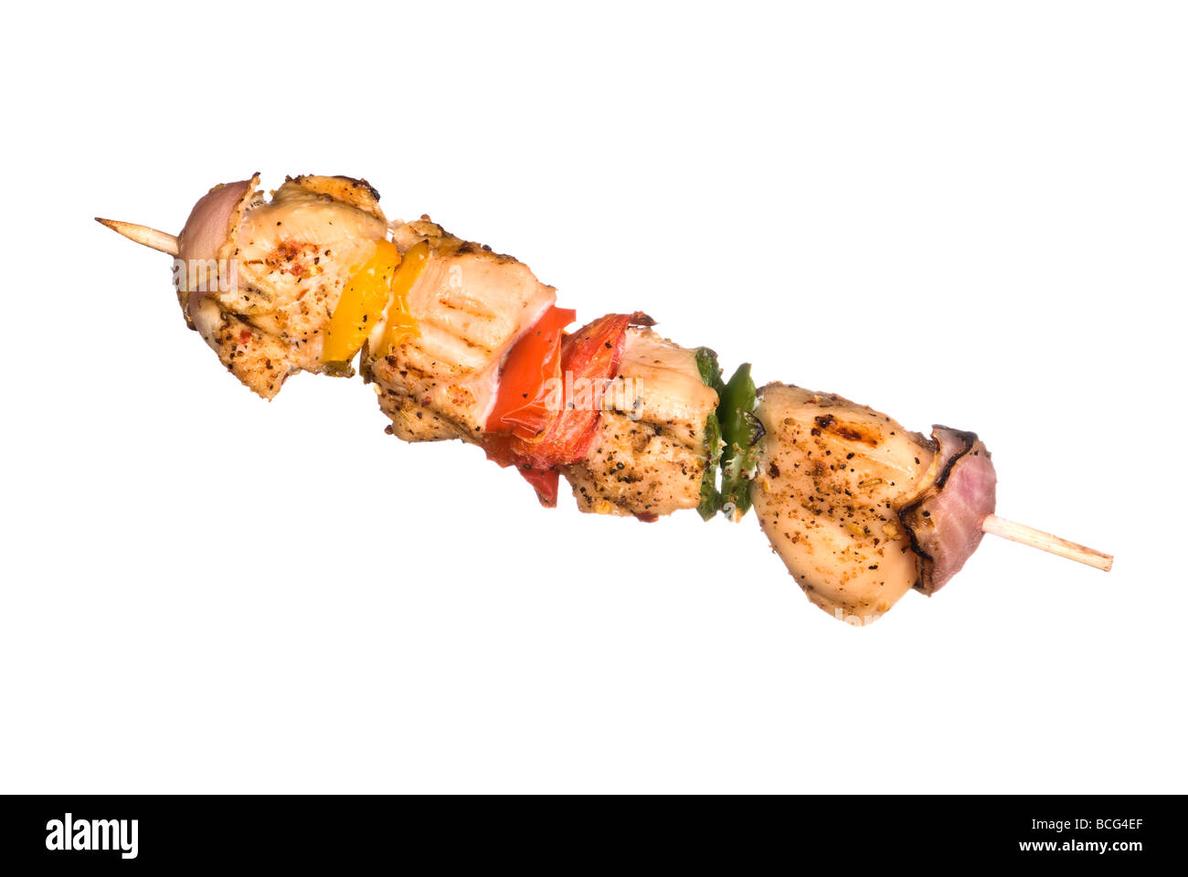 Un spiedini di pollo kebob con cipolle grigliate i peperoni e i deliziosi piatti di carne bianca wiith condimento Foto Stock