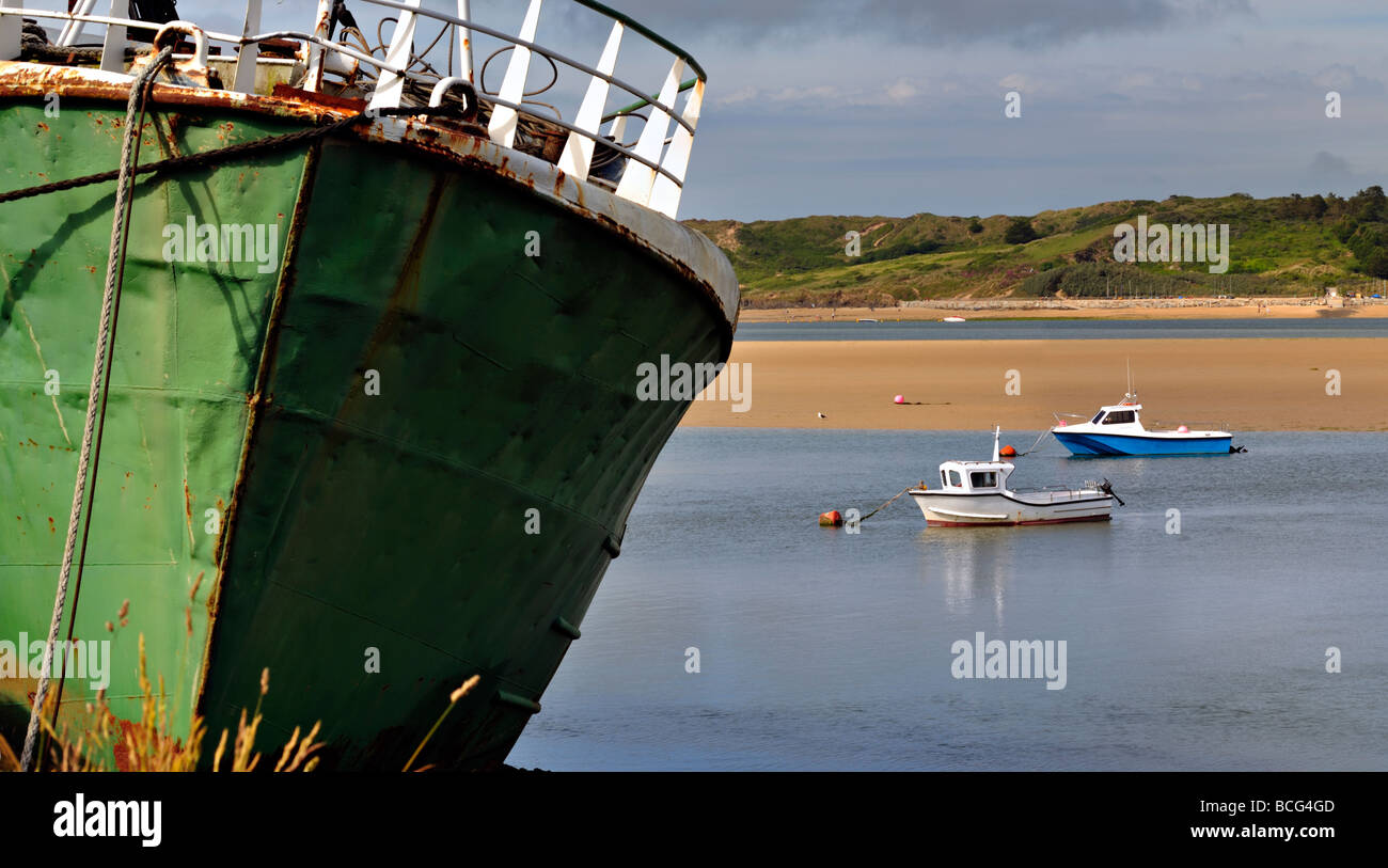 PADSTOW, CORNOVAGLIA, Regno Unito - 12 GIUGNO 2009: Vecchia nave arrugginita sul cammello del fiume a Padstow Foto Stock