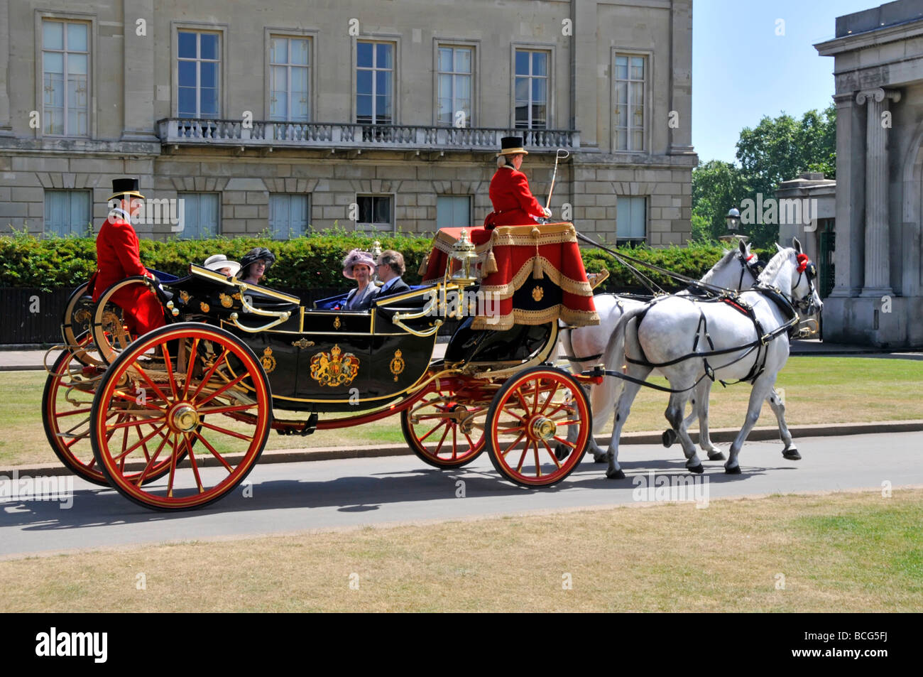 Giornata estiva di sole ad Hyde Park Londra storico trainato da cavalli Landau carrozza con tetto ripiegato due cocchiere e passeggeri Inghilterra Regno Unito Foto Stock