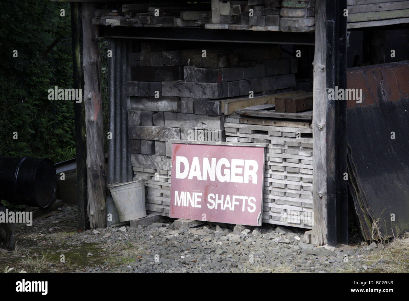 Segnaletica di pericolo su un albero di miniera al Black Country Museum Foto Stock