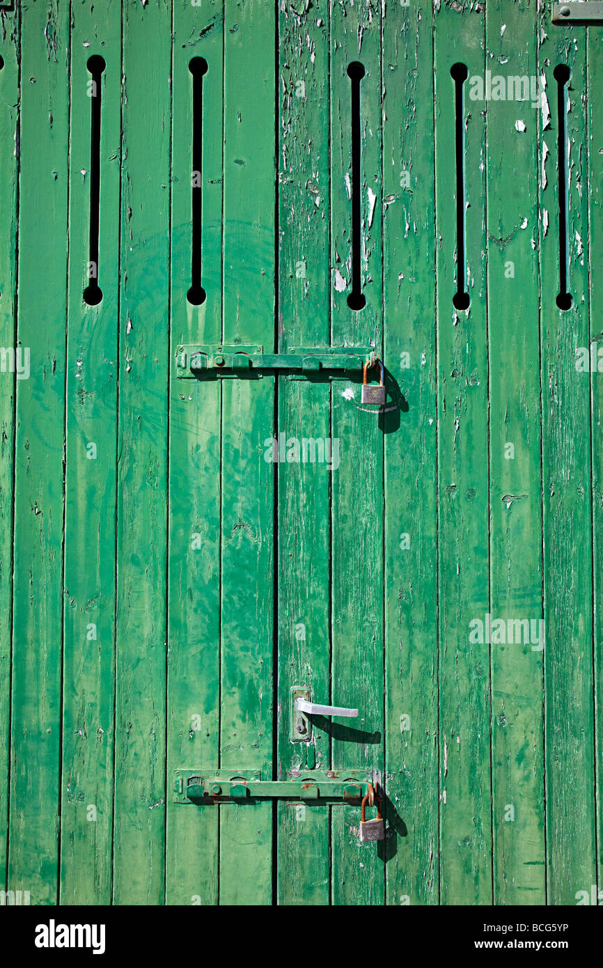 Porta con peeling vernice verde e due lucchetti Cala d'Or Mallorca Spagna Spain Foto Stock