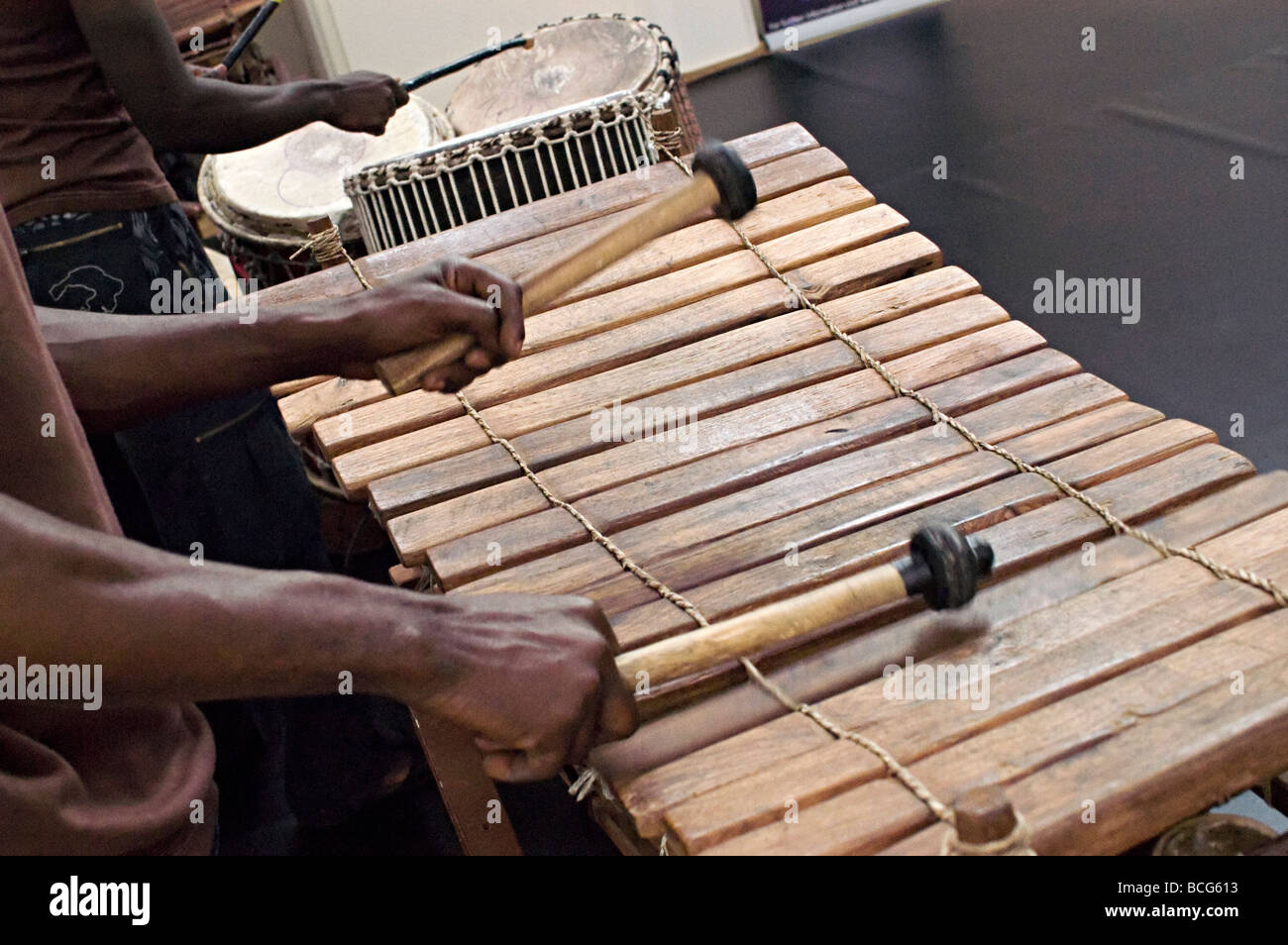 Balafon un africano tipo di xilofono che viene riprodotto in un africano music band a Birmingham Regno Unito Foto Stock