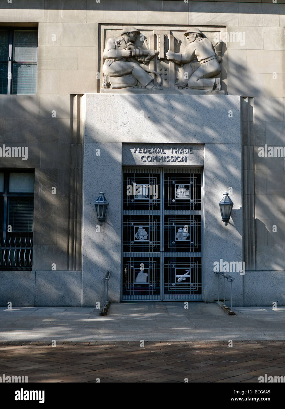 Un ingresso e un rilievo la scultura alla Commissione federale del commercio a Washington DC. Foto Stock