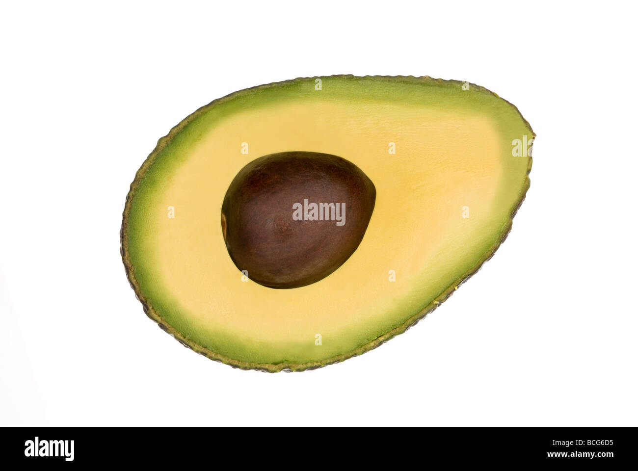 Un avocado maturo tagliato a metà isolato su uno sfondo bianco Foto Stock