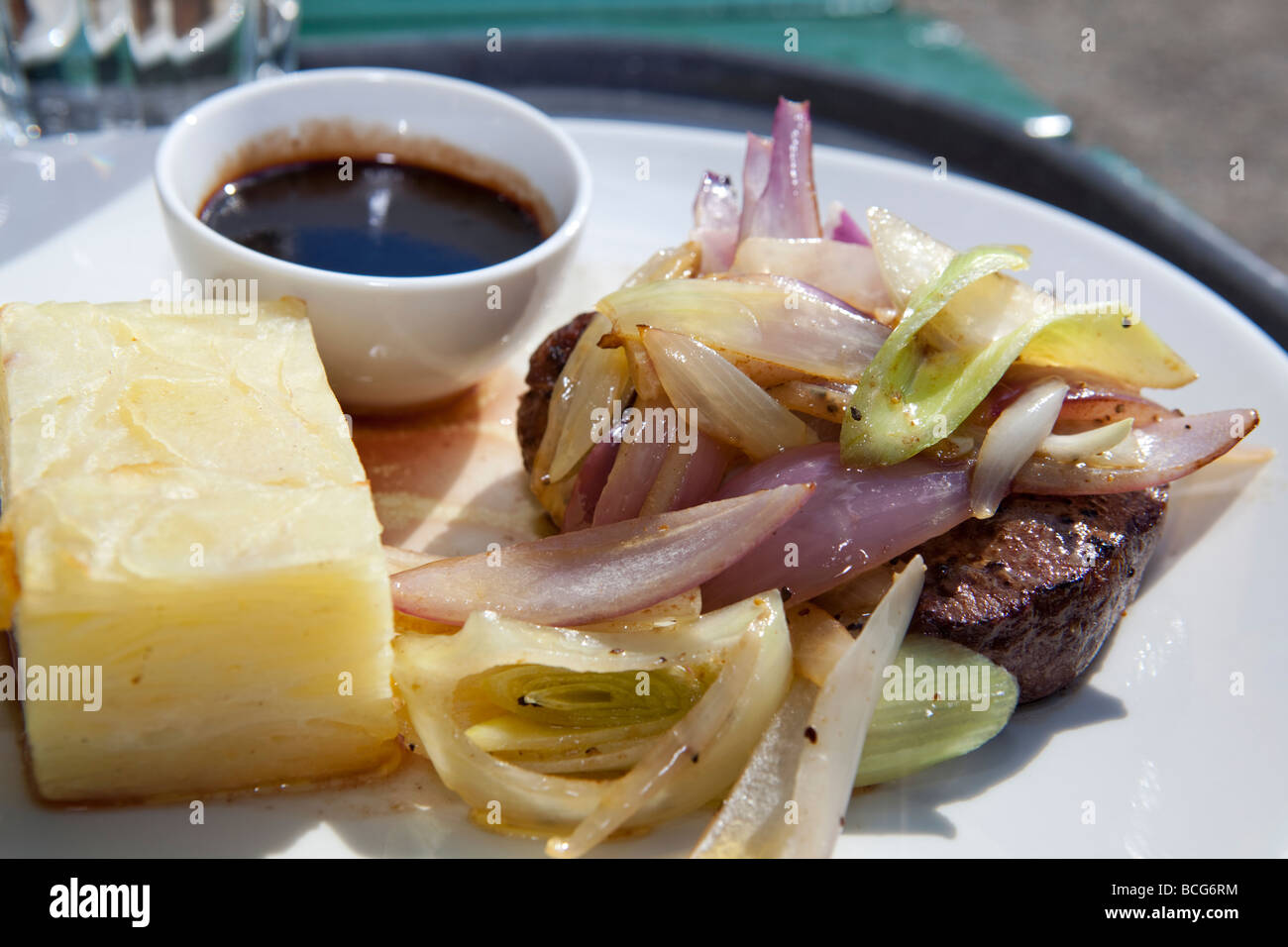 Il filetto mignon con cipolle Foto Stock