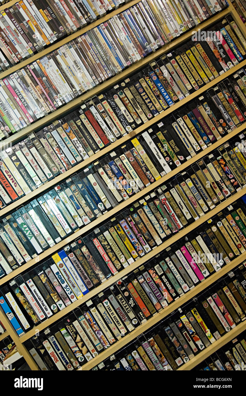 Musica asiatica nastri e CD su scaffali in un negozio. vi è ancora un grande mercato per i nastri in asiatici al mercato musicale Foto Stock