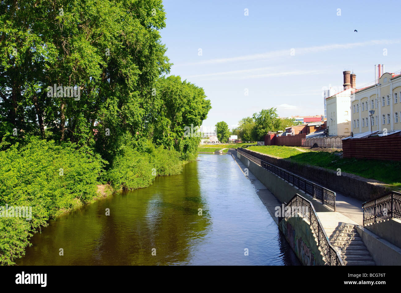 Argine banchine del fiume Iset Yekaterinburg city Foto Stock