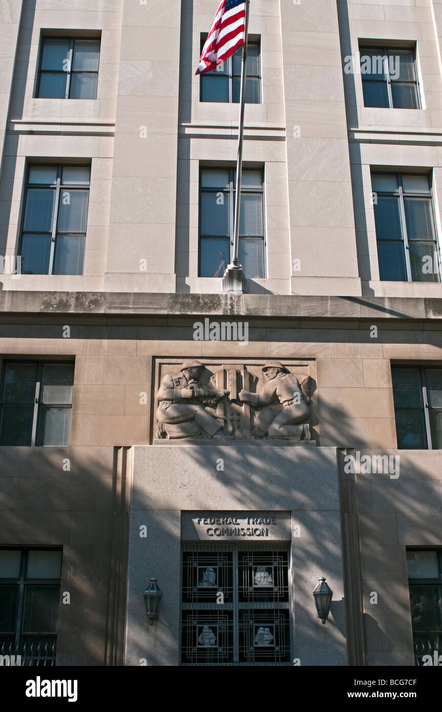 Un ingresso e un rilievo la scultura alla Commissione federale del commercio a Washington DC. Foto Stock