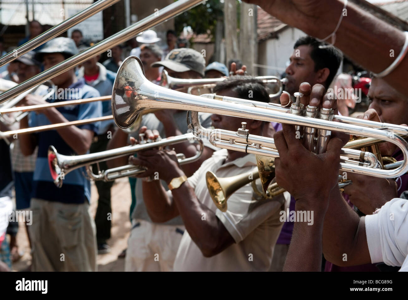 Banda di ottoni attori locali trincomalee sri lanka tromba trombone Foto Stock