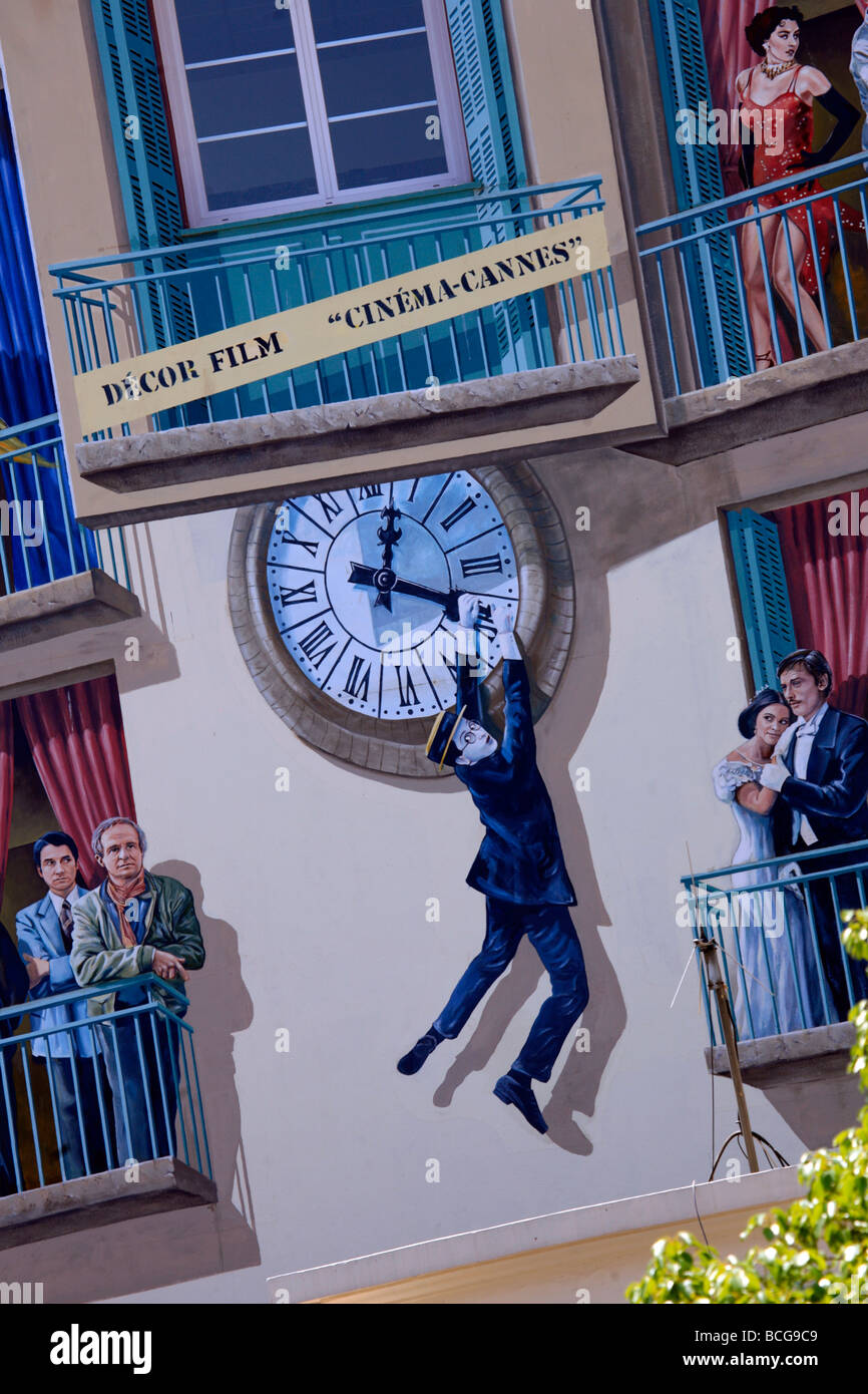 Trompe l oeil dotate di stelle del cinema sul lato di un edificio nella città vecchia Cannes Foto Stock