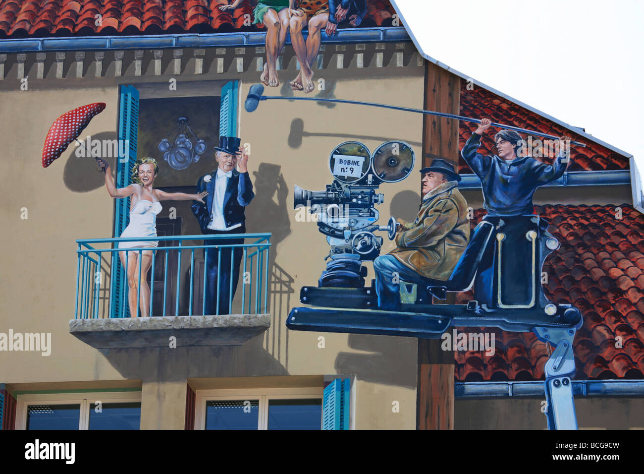 Trompe l oeil dotate di stelle del cinema sul lato di un edificio nella città vecchia Cannes Foto Stock