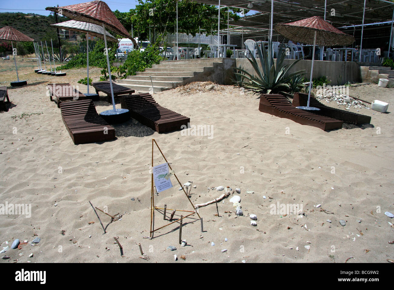 Un protetto Turtle Nest vicino a lettini e un ristorante sulla spiaggia molto popolare a Guzelyali vicino a Lapta Foto Stock