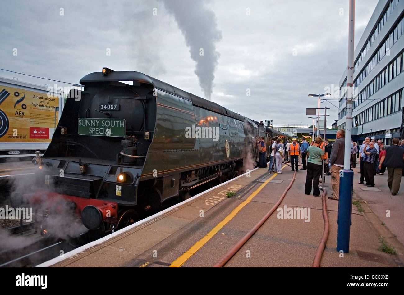 Locomotiva a vapore 34067 'Tangmere' tiene acqua a Southampton stazione ferroviaria, Inghilterra, Regno Unito. Foto Stock
