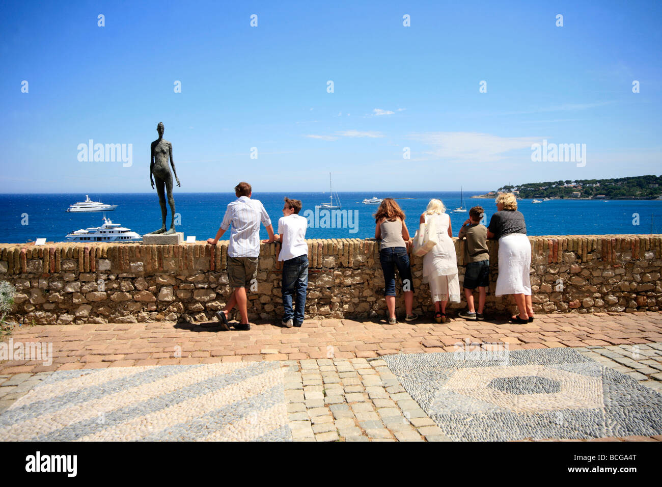 I turisti alla ricerca di tutta la baia presso il Museo di Picasso Antibes Francia Foto Stock