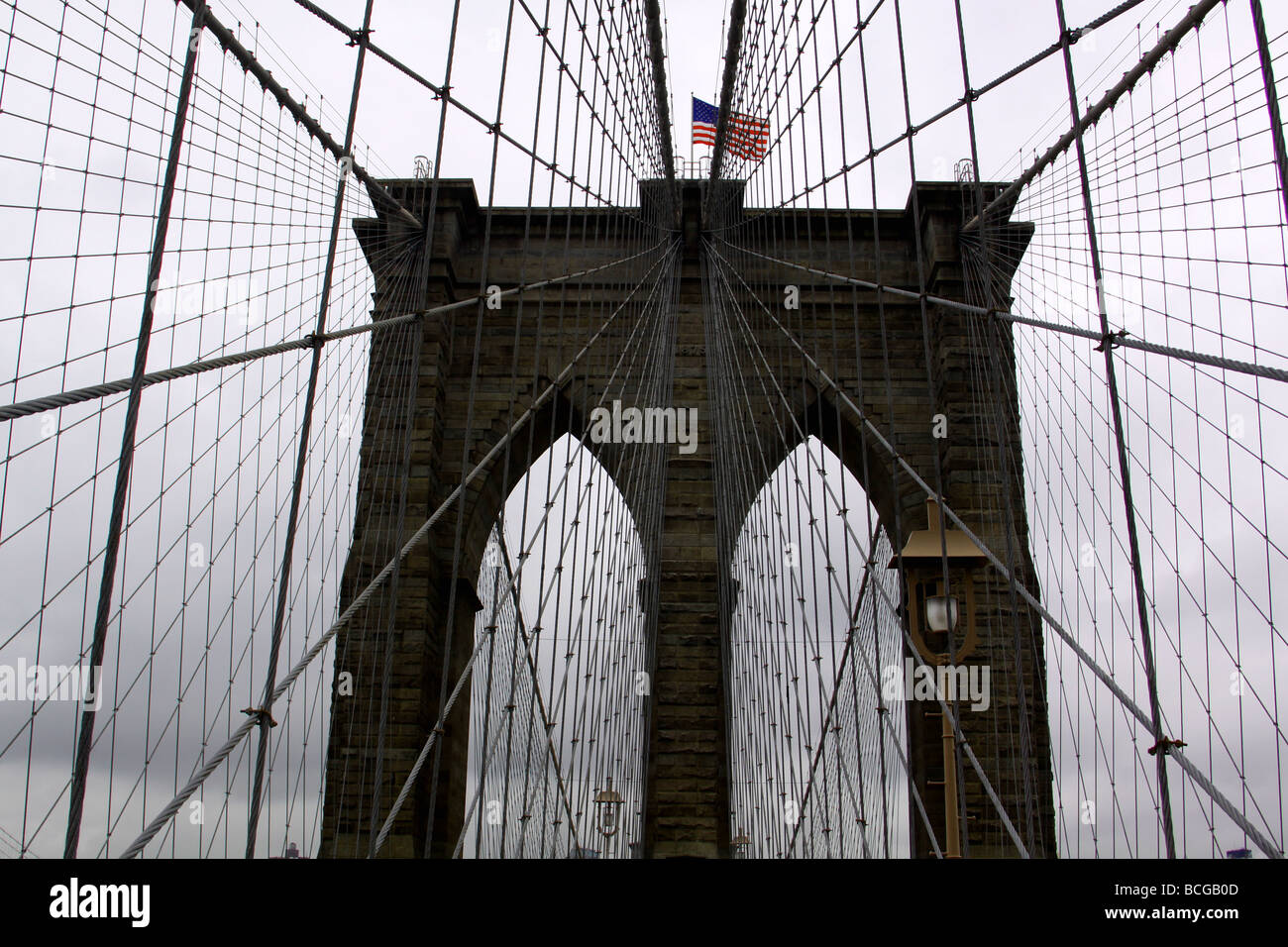 Guardando attraverso i cavi alla sommità del ponte di Brooklyn, collegando Manhatten & Brooklyn, New York Foto Stock