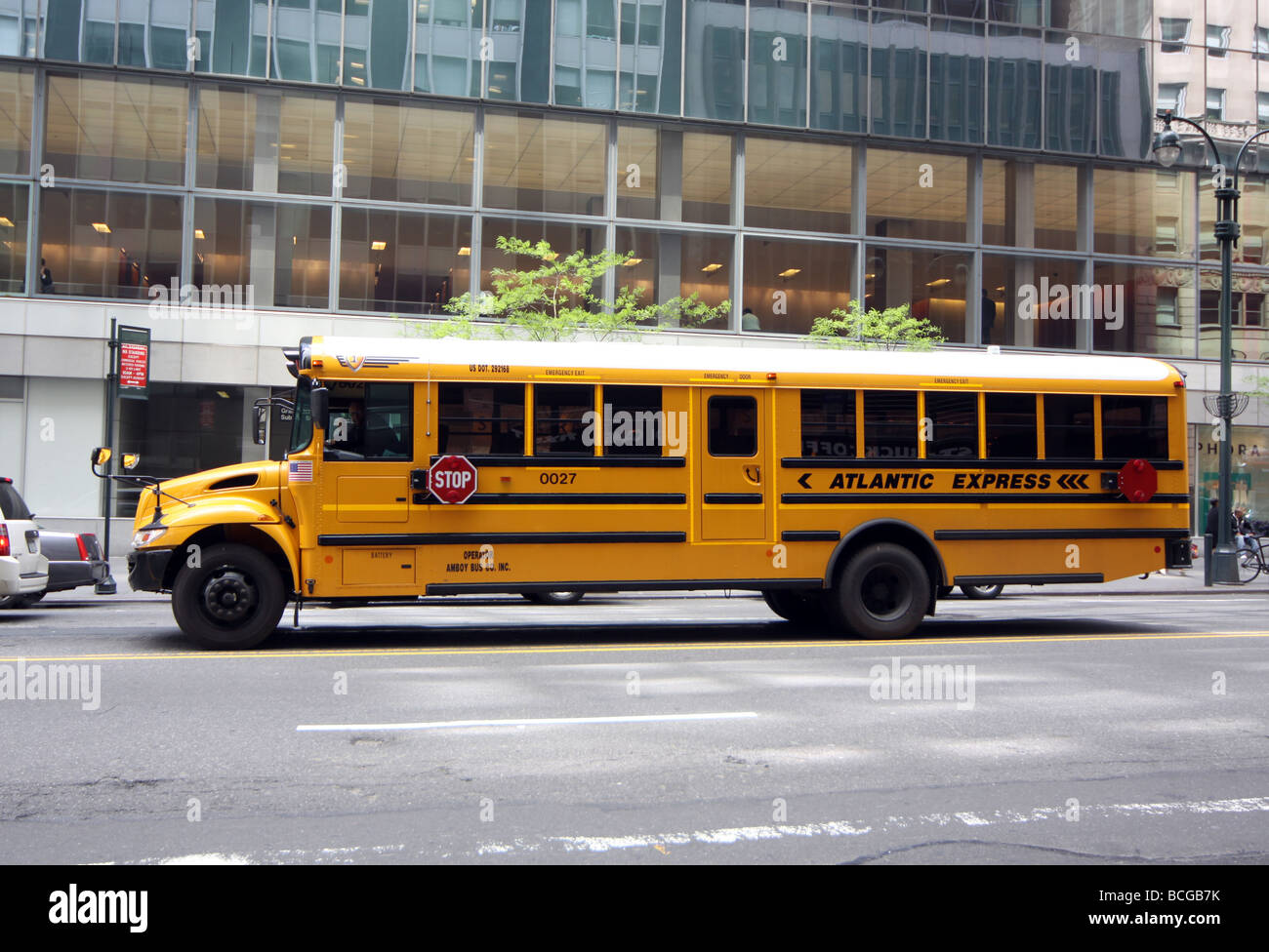 Stile Americano scuola bus viaggiando attraverso la Grand Central Station, New York Foto Stock