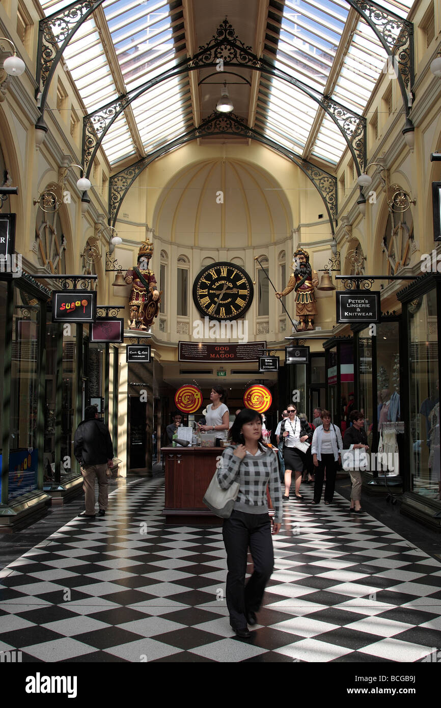 Il Royal Arcade shopping mall con statue di Gog e Magog dal clock alla fine in Melbourne Victoria Australia Foto Stock