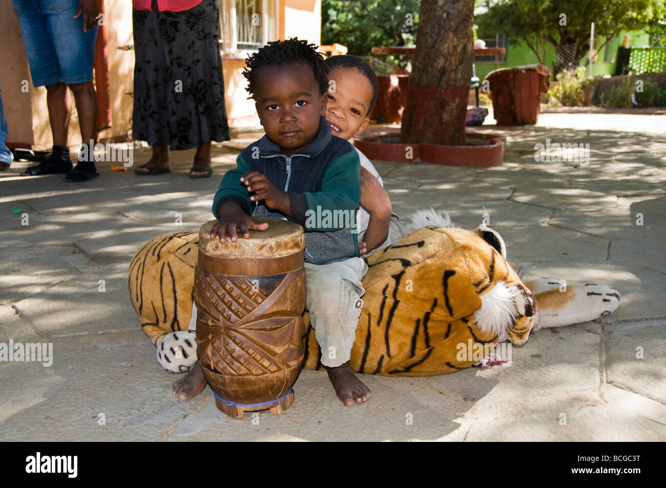 Little Drummer boys in un orfanotrofio in Namibia Windhoek Foto Stock