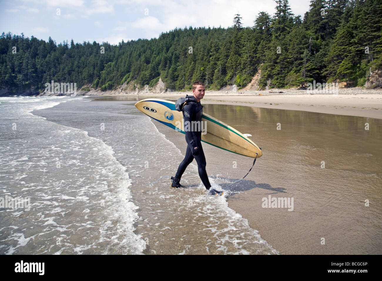 I surfisti sulla spiaggia di Oswald West State Park su Oregon costa del Pacifico Foto Stock