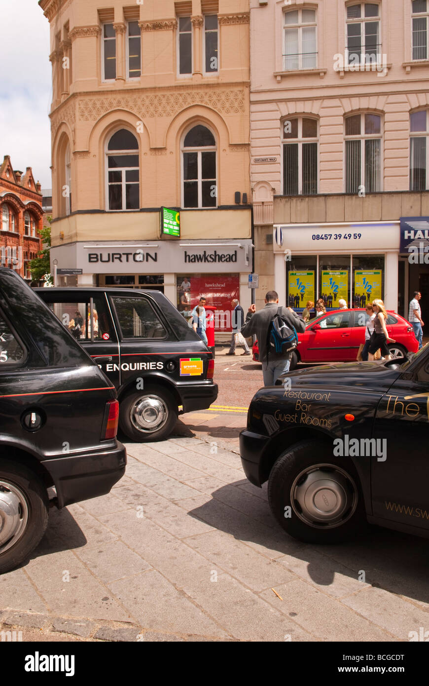Taxi nel centro della città di Norwich Norfolk Regno Unito Foto Stock