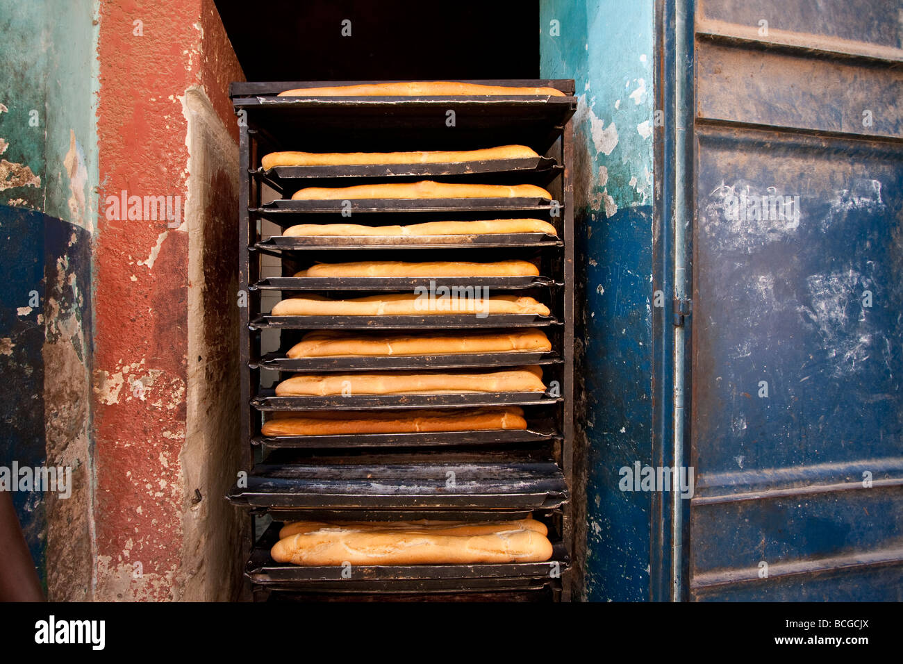 Freschi di forno pane francese a St Louis in Senegal Africa occidentale  Foto stock - Alamy