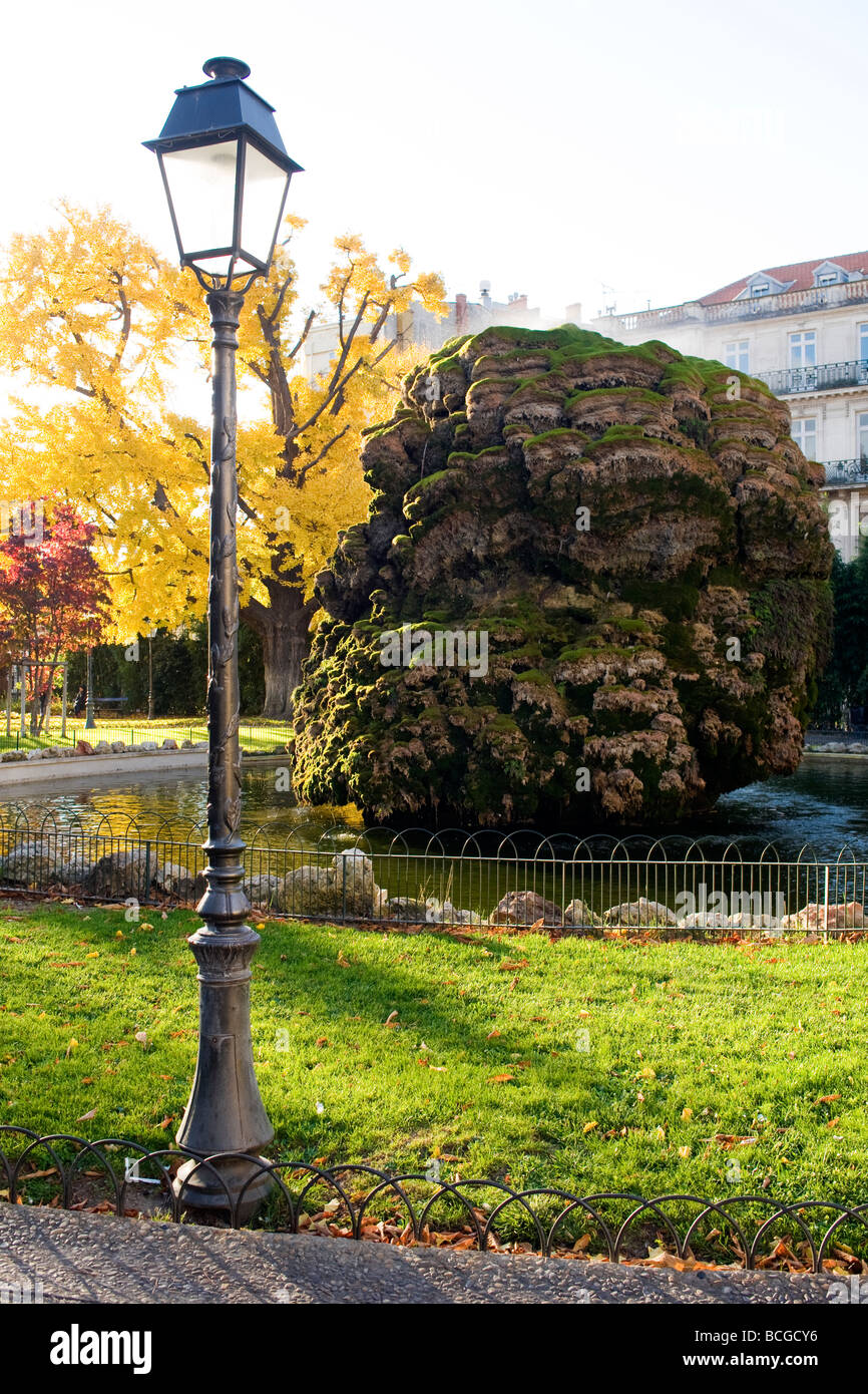 Moss-coperto rock fontana nella piazza Planchon, Place de la République, Montpellier, Francia Foto Stock