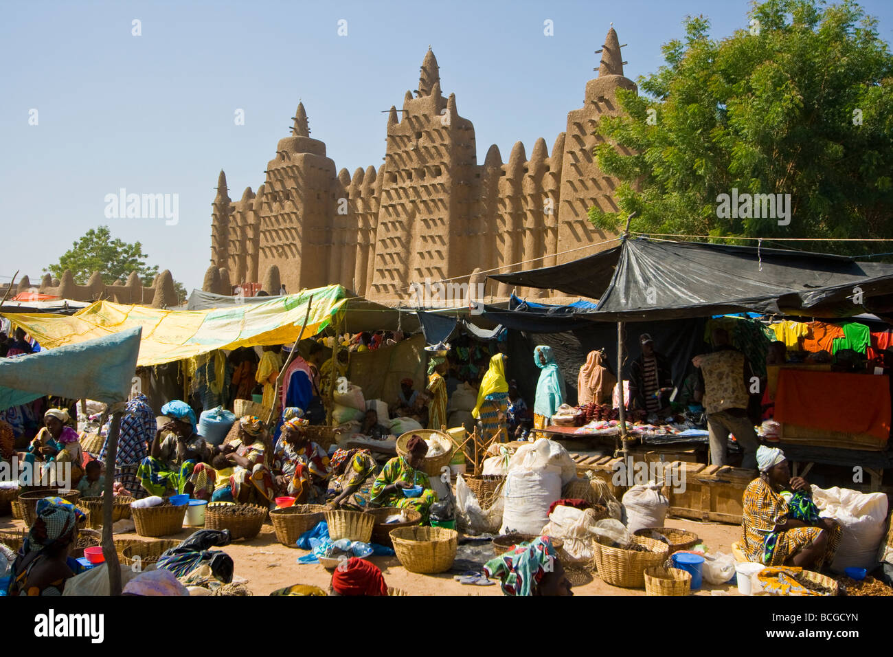 Lunedì giorno di mercato di fronte alla Grande Moschea di Djenne Mali Foto Stock