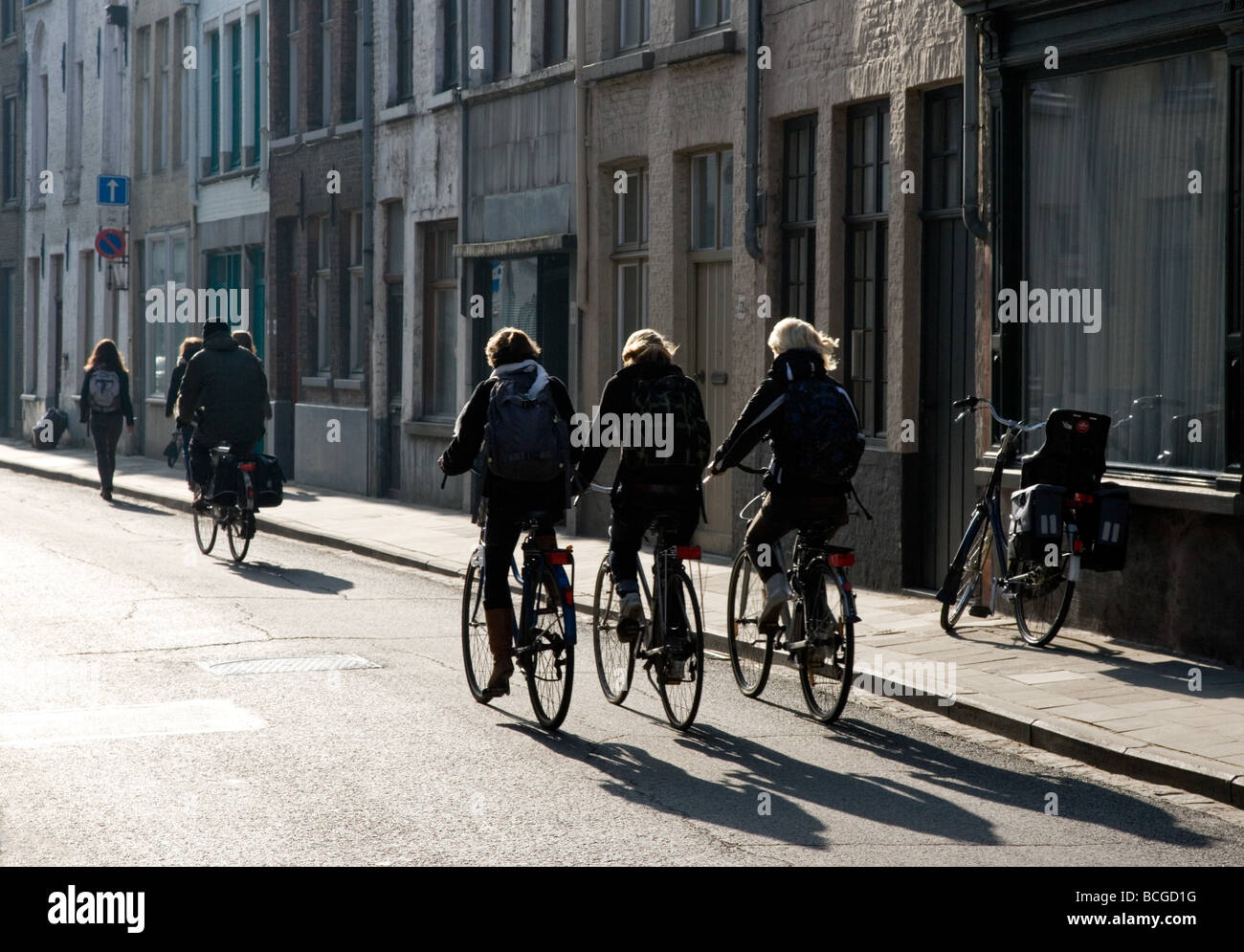 I ciclisti sulla strada per il lavoro nella città di Bruges in Belgio Foto Stock