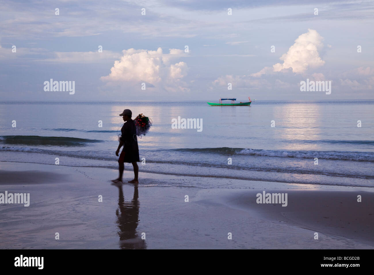Pescatore a Serendipity Beach in Sihanoukville Foto Stock