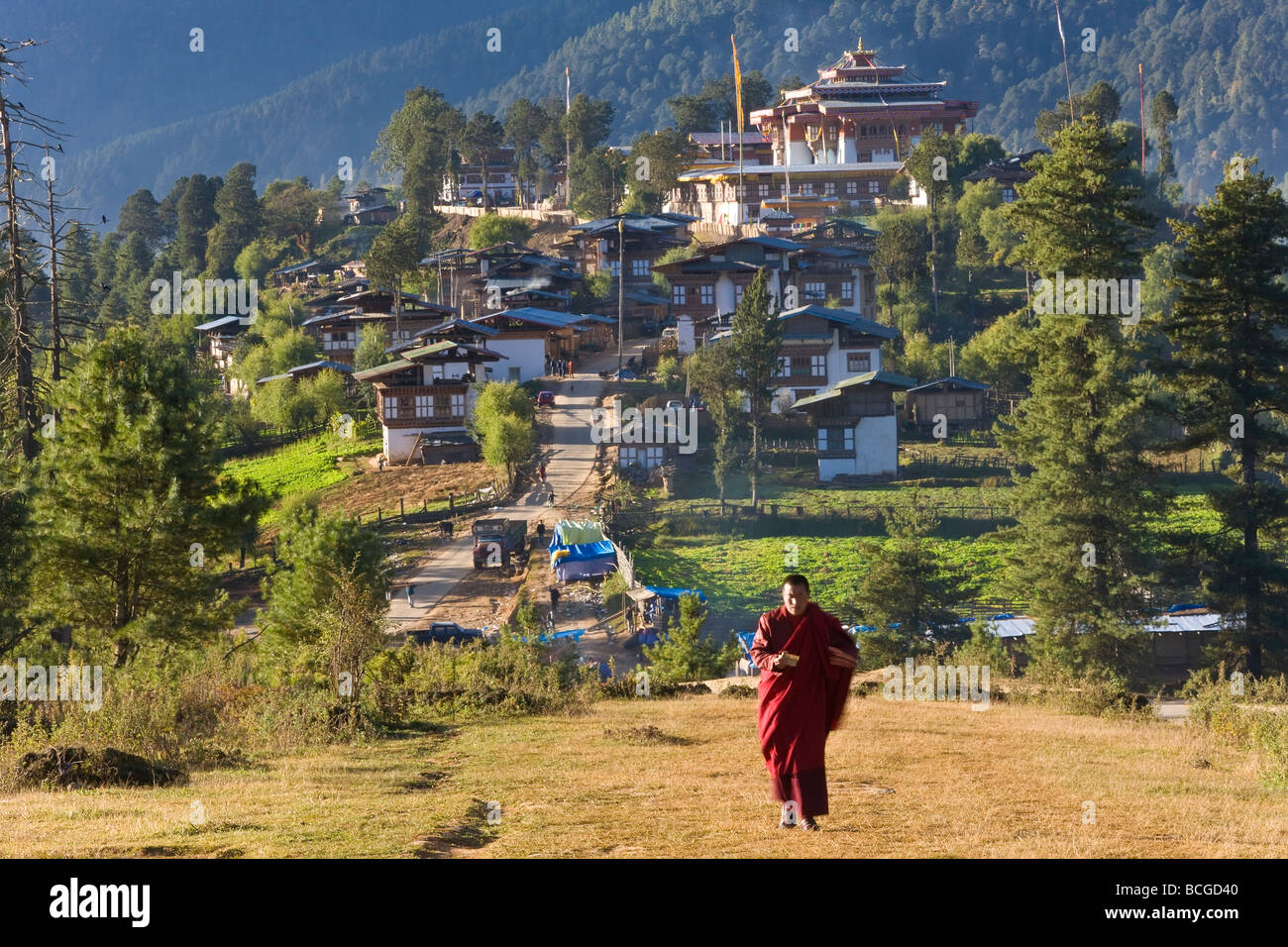 Monaco lasciando Gangtey Dzong monastero villaggio valle Phobjikha Bhutan Foto Stock