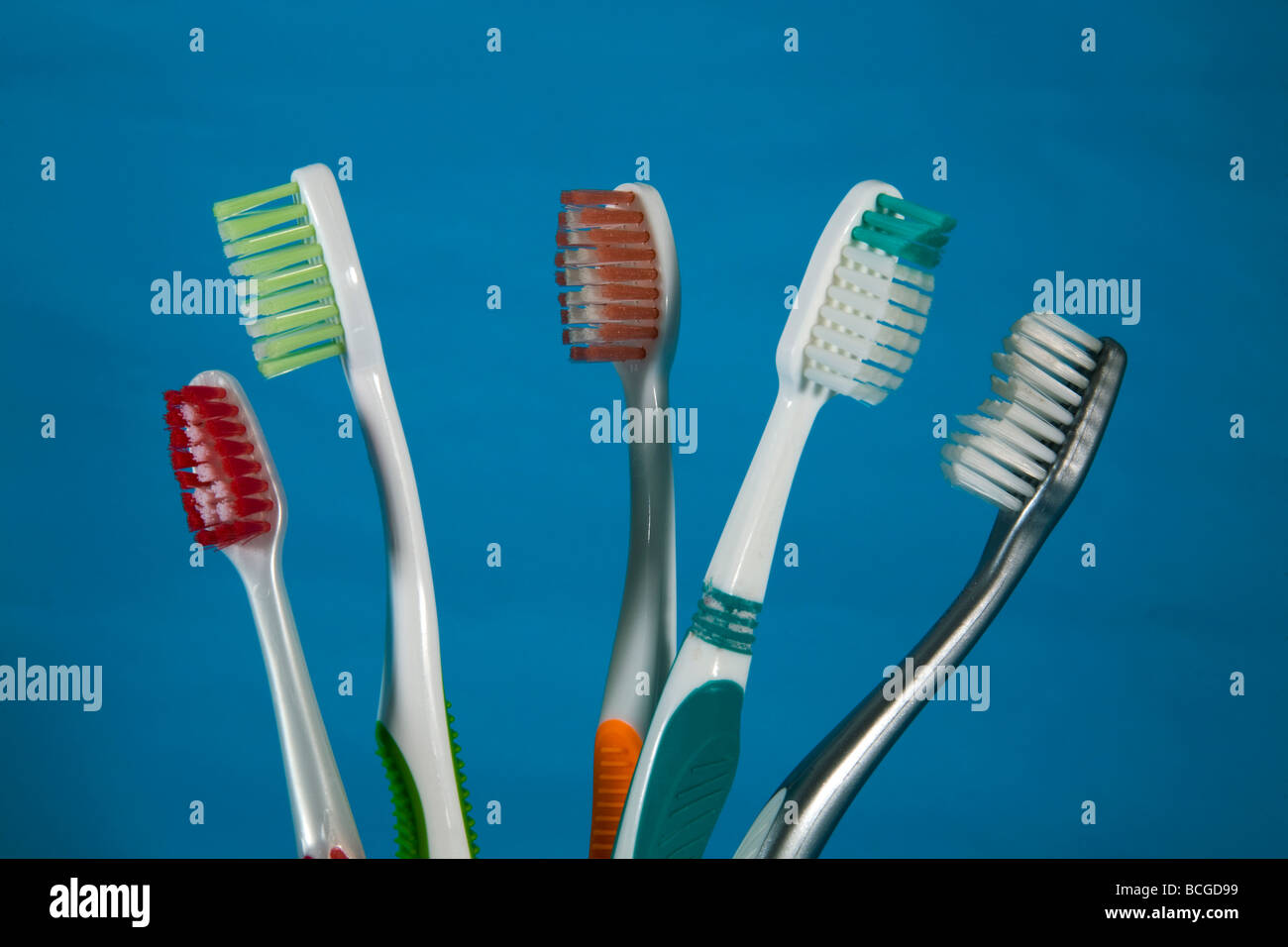 Gli spazzolini da denti in una tazza. Foto Stock