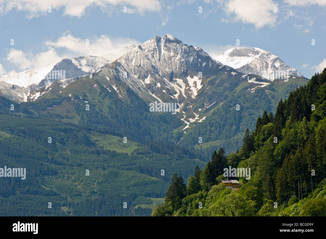 Monte Grossglockner in Austria che si affaccia su un tipico austriaco casa in legno Foto Stock